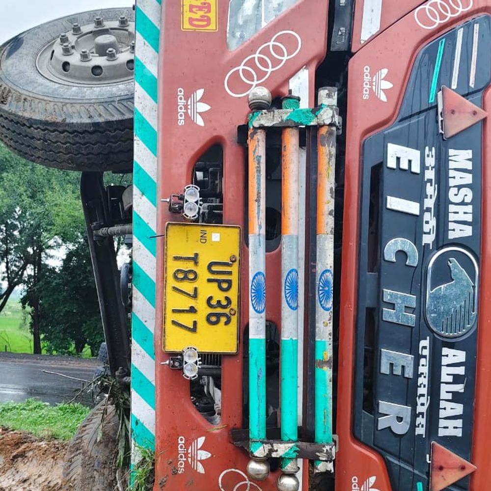 मुदरिया मोड़ पर हरी मिर्च से लदा ट्रक पलटा:सड़क किनारे खड़ी बोलेरो को भी मारी टक्कर; पुलिस ने संभाला यातायात