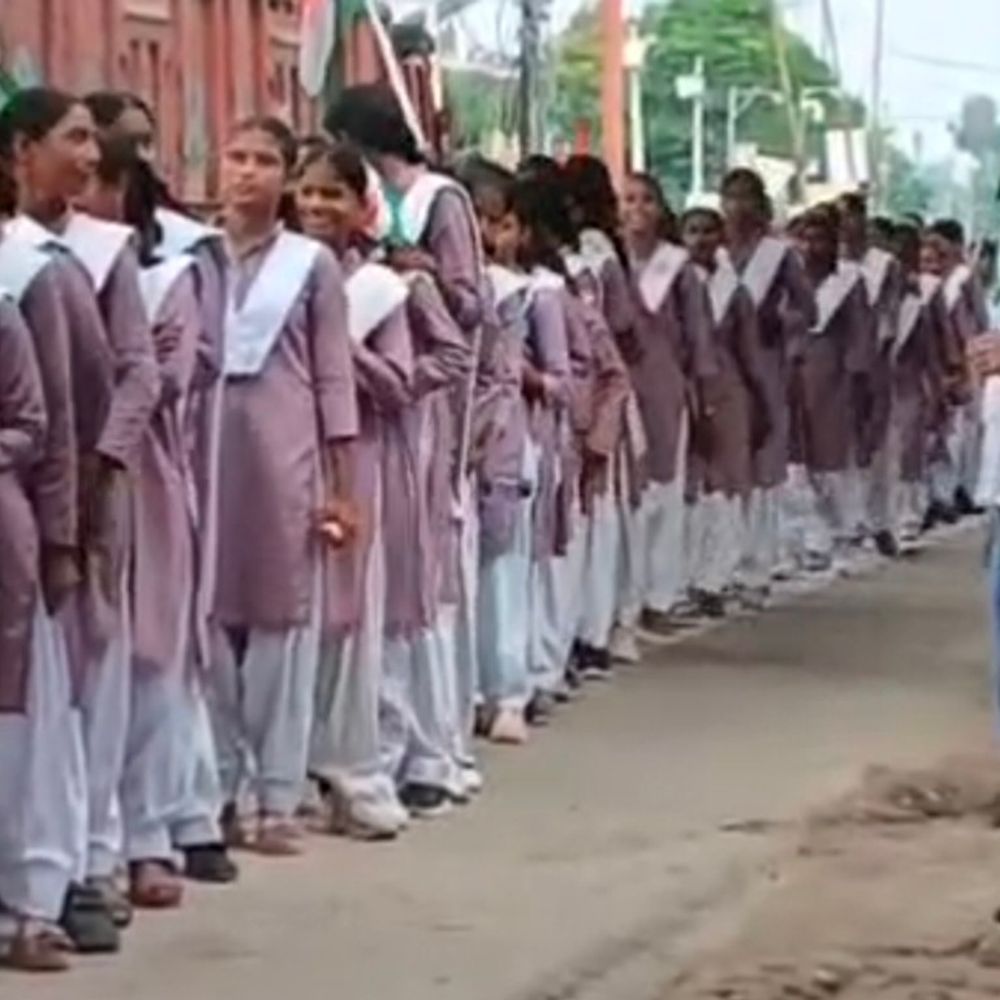 अमेठी में छात्रों ने निकाली तिरंगा यात्रा:रणंजय इंटर कॉलेज के विद्यार्थियों में दिखा उत्साह