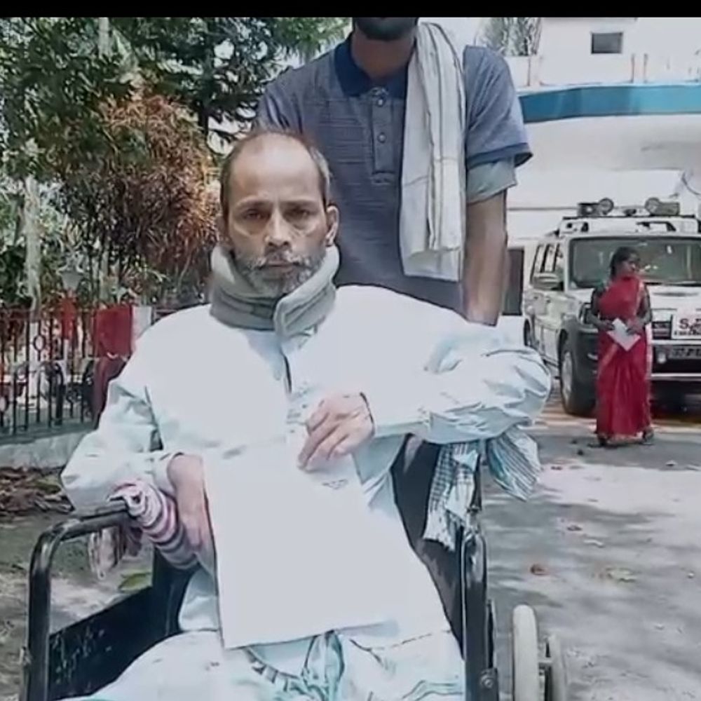 किशनगंज में महिला से छेड़खानी का विरोध करने पर मारपीट:दिव्यांग पति को भी पीटने का आरोप, एसपी को आवेदन देकर महिला ने लगाई न्याय की गुहार