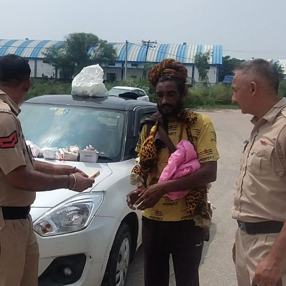 सांपला पुलिस कांवड़ियों को बांट रही खाद्य सामग्री और दवाइयां:जवानों ने की मरहम-पट्टी, याबास गांव के पास नाके पर कर रहे सेवा