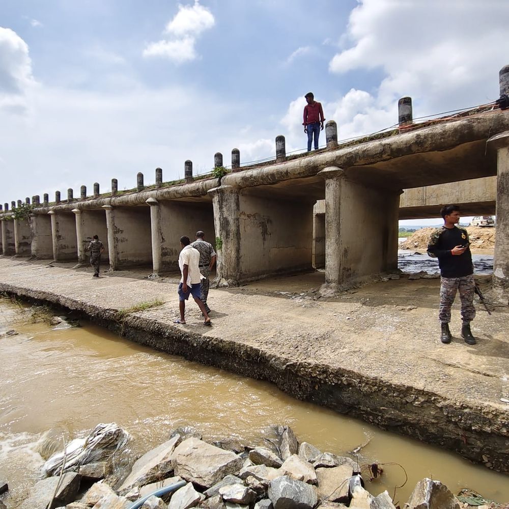गिद्धेश्वर काजवे पुल के आठ पायों में दरार:छह पंचायतों का संपर्क टूटा, ग्रामीणों को 10 KM अतिरिक्त चलना होगा