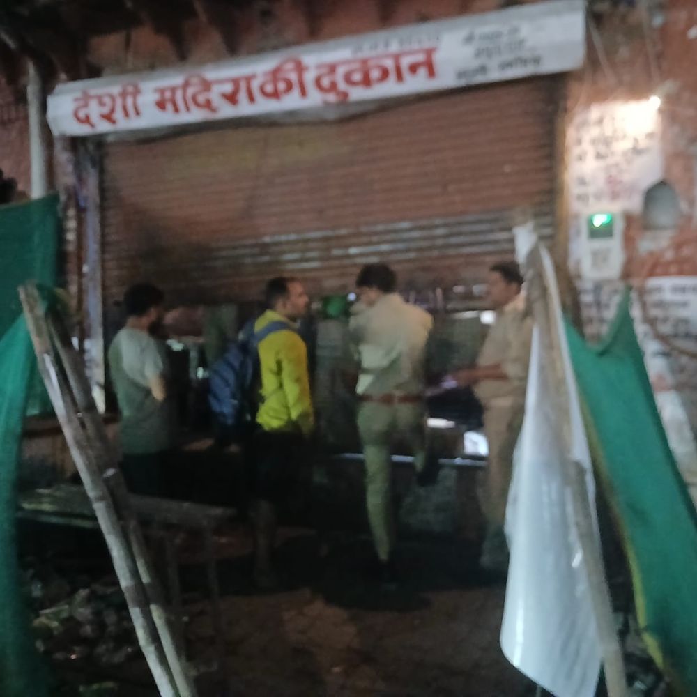 आगरा में शराब ठेकों पर छापा:लाइसेंसी दुकानों का स्टॉक और बिक्री रिकॉर्ड खंगाला, अवैध सप्लाई की तलाश में चेकिंग