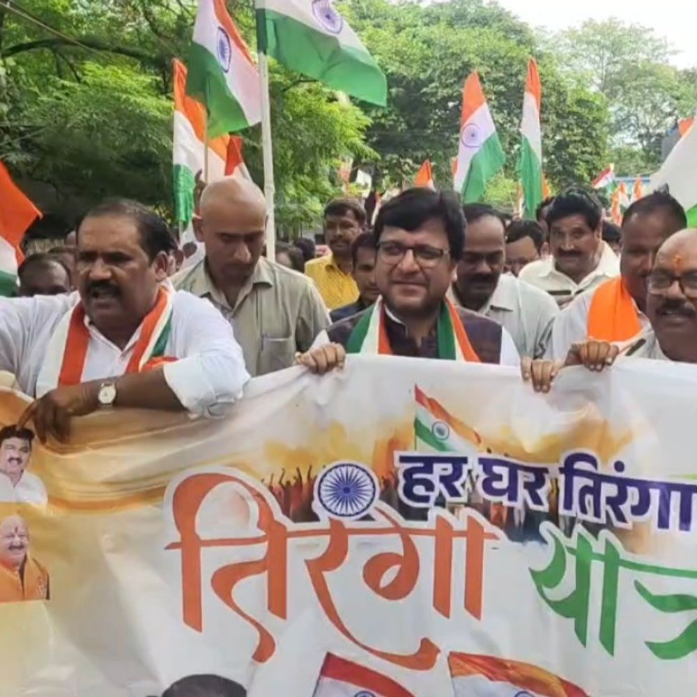 220 मीटर तिरंगे के साथ निकली विशाल यात्रा:हजारों लोग हुए शामिल, जगह-जगह पुष्पवर्षा कर स्वागत