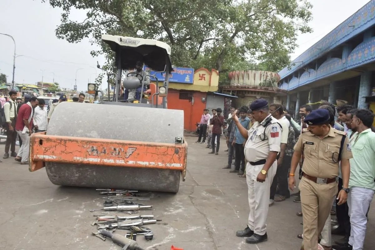 शोर मचाने वाली बुलेट पर पुलिस का बुलडोजर, 42 साइलेंसर चकनाचूर