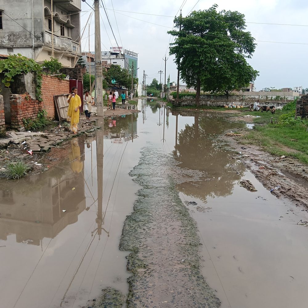 बेतिया में बसंत टोला का मुख्य सड़क जलमग्न:बड़े-बड़े गड्ढों में भरा-पानी;राहगीर परेशान, स्थानीय लोग बोले- सड़क पर बह रहा नाले का पानी