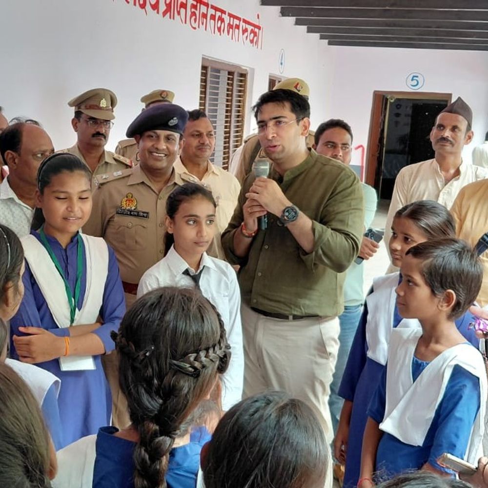 हाथरस में छात्राओं के लिए स्वास्थ्य शिविर आयोजित:डीएम-एसपी ने किया निरीक्षण, पोषण व जांच पर जोर
