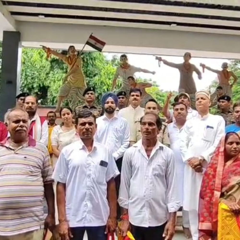 बेतिया में भारत छोड़ो आंदोलन के 8 शहीदों को श्रद्धांजलि:शहीद परिवारों को अंगवस्त्र देकर किया सम्मानित; 24 अगस्त 1942 को अंग्रेजों ने चलाई थी गोलियां