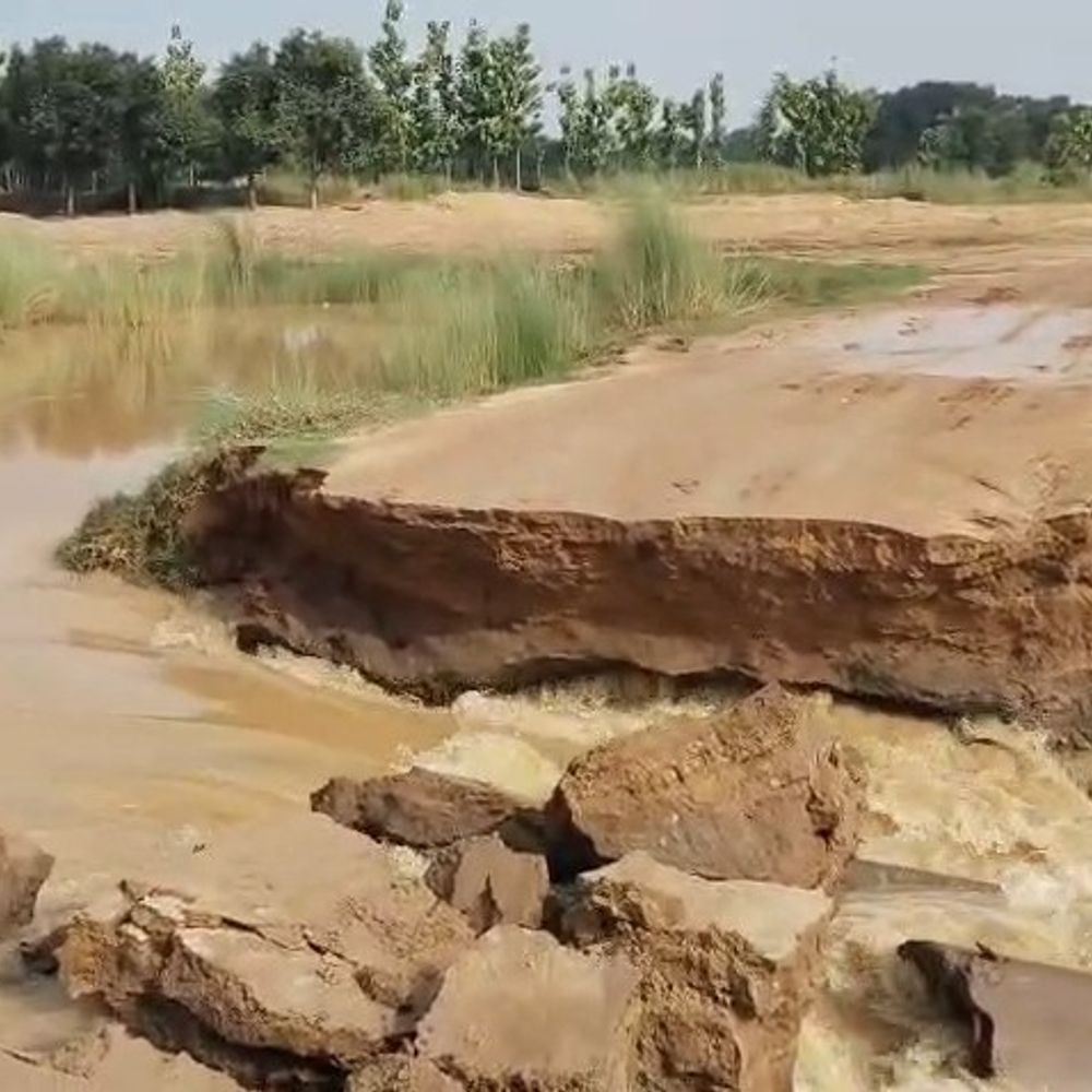 बारिश से सगदाहा-भंडारा डायवर्सन बहा, आना-जाना प्रभावित:जमुई में नरियाना पुल क्षतिग्रस्त होने के बाद था वैकल्पिक मार्ग