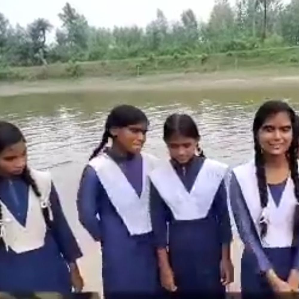 रामपुर में बच्चों को नदी में खड़ा कराने का मामला:चंद्रशेखर आजाद की पोस्ट के बाद 5 नामजद समेत 6 पर FIR; पुल की मांग के लिए खड़े थे बच्चे