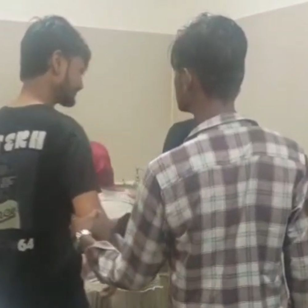 बारिश के दौरान नाले में गिरी बाइक, युवक की मौत:देवरिया में लोगों ने नाले से निकालकर मेडिकल कॉलेज पहुंचाया, बाजार से लौट रहा था घर