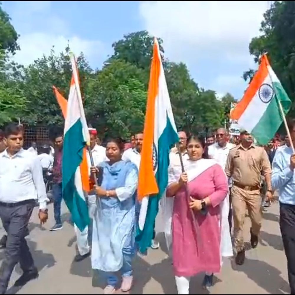रायबरेली में निकली भव्य तिरंगा यात्रा:हाथों में तिरंगा लेकर सड़कों पर उतरे स्कूली बच्चे, लगाए भारत माता की जय के नारे