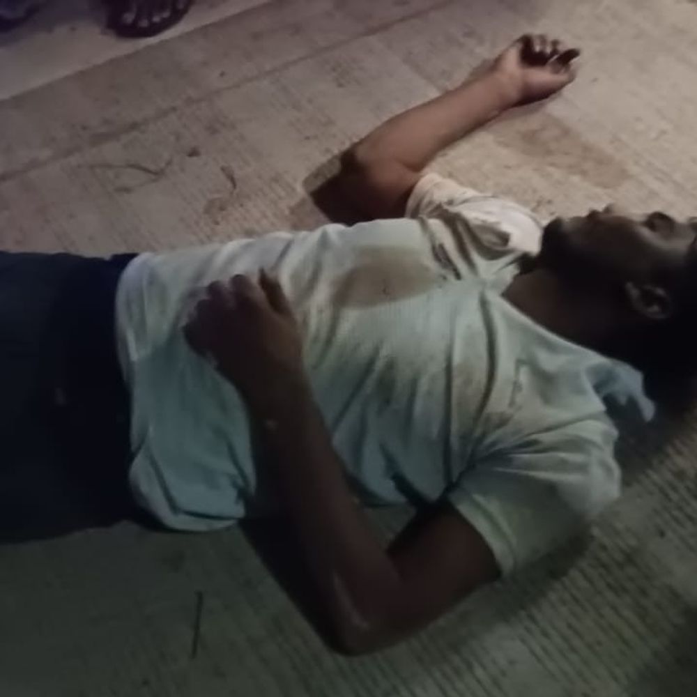 ट्रेलर ने बाइक में मारी टक्कर, युवक की मौत:हादसे में साथी गंभीर घायल; घर में जा घुसा ट्रेलर