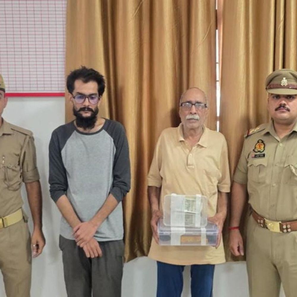 फिरोजाबाद में बाप-बेटे गिरफ्तार, 755 ग्राम चरस बरामद:घर से 63 हजार रुपये नकद भी मिले, नशे का कारोबार करते थे