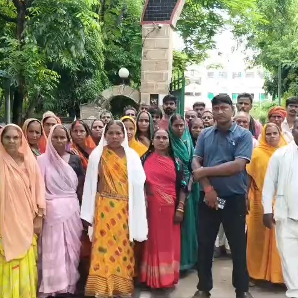 भभुआ में फर्जी मुकदमे का विरोध:SP कार्यालय पहुंचे ग्रामीण; SC-ST थाने में केस का आरोप, निर्दोषों के नाम हटाने की मांग