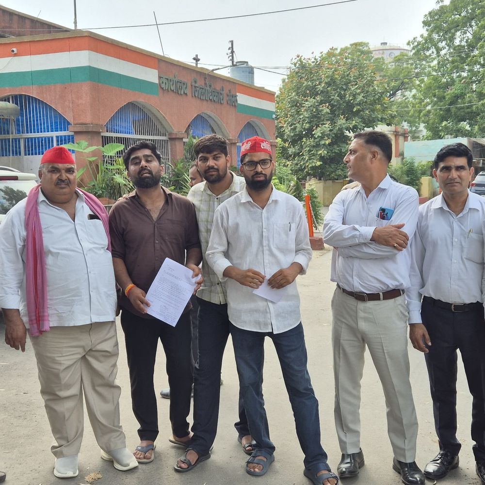 अखिलेश यादव के खिलाफ विवादित बैनरों पर सपा का प्रदर्शन:मेरठ जिलाधिकारी को ज्ञापन देकर जांच और कार्रवाई की मांग