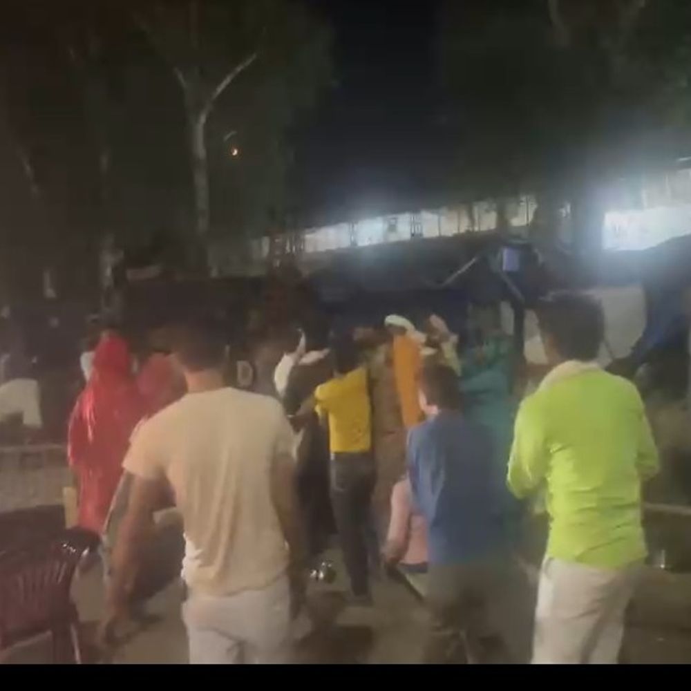 आगरा में वायरल वीडियो की सच्चाई आई सामने:झोपड़ी गिरने पर डंडे से संभालने का वीडियो मारपीट बताया गया
