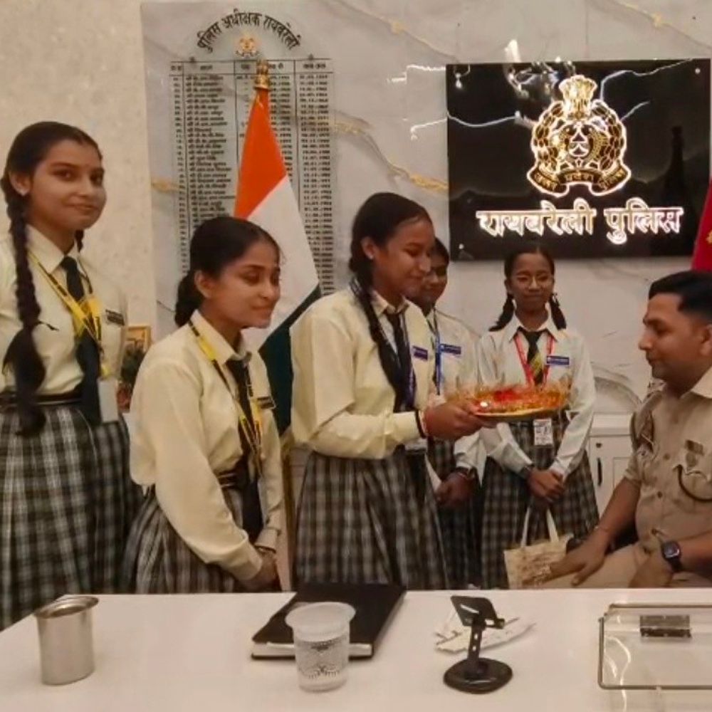 रायबरेली में छात्राओं ने एसपी को बांधी राखी:बच्चों को रिटर्न गिफ्ट देकर उनके उज्ज्वल भविष्य की कामना की