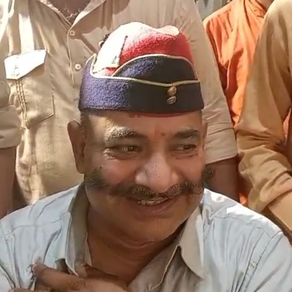 कारगिल योद्धा नायक दीपचंद ने मां विंध्यवासिनी के किए दर्शन:बोले- देश की सुख-समृद्धि की कामना, दोनों पैर और एक हाथ गंवाने के बाद भी नहीं हारी हिम्मत