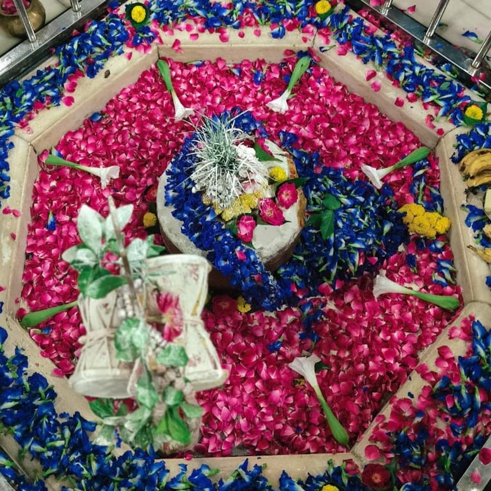 सावन के अंतिम सोमवार पर शिव मंदिरों में भीड़:हरदोई में संकट हरण और सुनासीर नाथ मंदिर में भोर से कतारें, गूंजा ‘हर-हर महादेव’