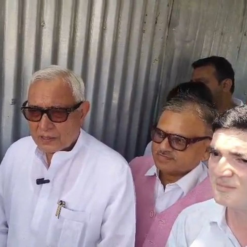 सीतामढ़ी में पीड़ित परिवार से मिले सांसद देवेश चंद्र ठाकुर:चाय दुकानदार की हुई थी हत्या: 20 हजार की आर्थिक सहायता दी