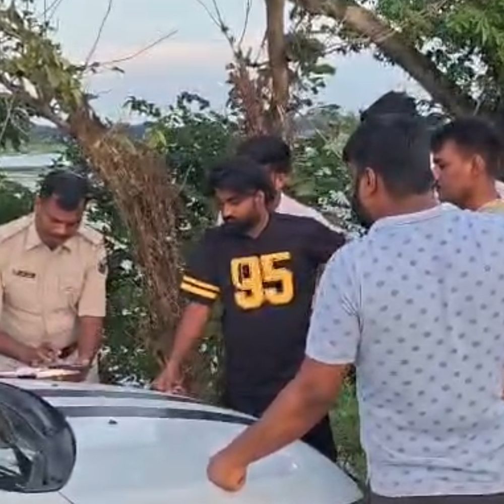 ट्रैक्टर शोरूप के कर्मचारी से 3 लाख रुपए की लूट:आजमनगर में बाइक सवार दो बदमाशों ने रोका, बंदूक दिखाकर लूटा