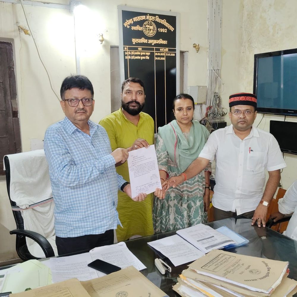 BNMU के सीनेट सदस्यों ने कुलसचिव को ज्ञापन सौंपा:शिक्षकों के पेंडिंग सैलरी भुगतान और प्रतिनियोजन वापस लेने की मांग