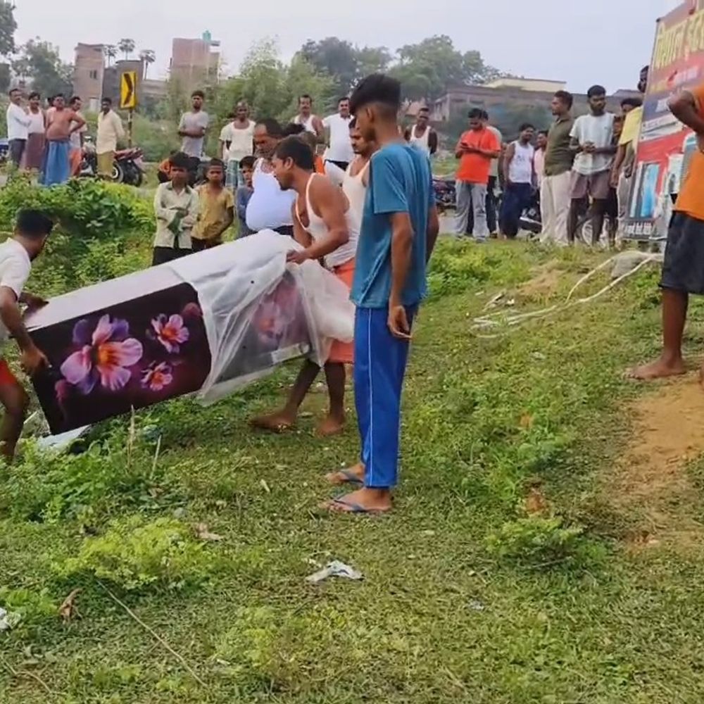 तिसरी में विशाल इंटरप्राइजेज से 10 लाख की चोरी:दुकान का दरवाजा तोड़ रेफ्रीजरेटर, इन्वर्टर-बैटरी चुराए; एक फ्रिज खेत में फेंका
