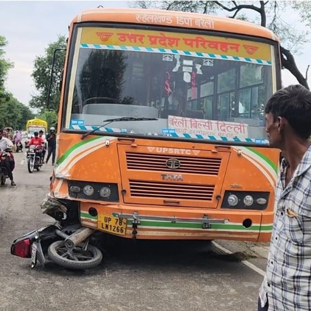 रोडवेज बस की टक्कर से बाइक सवार युवक की मौत:बिल्सी से इस्लामनगर मार्ग पर हादसा, उघैती पुलिस ने बस कब्जे में ली