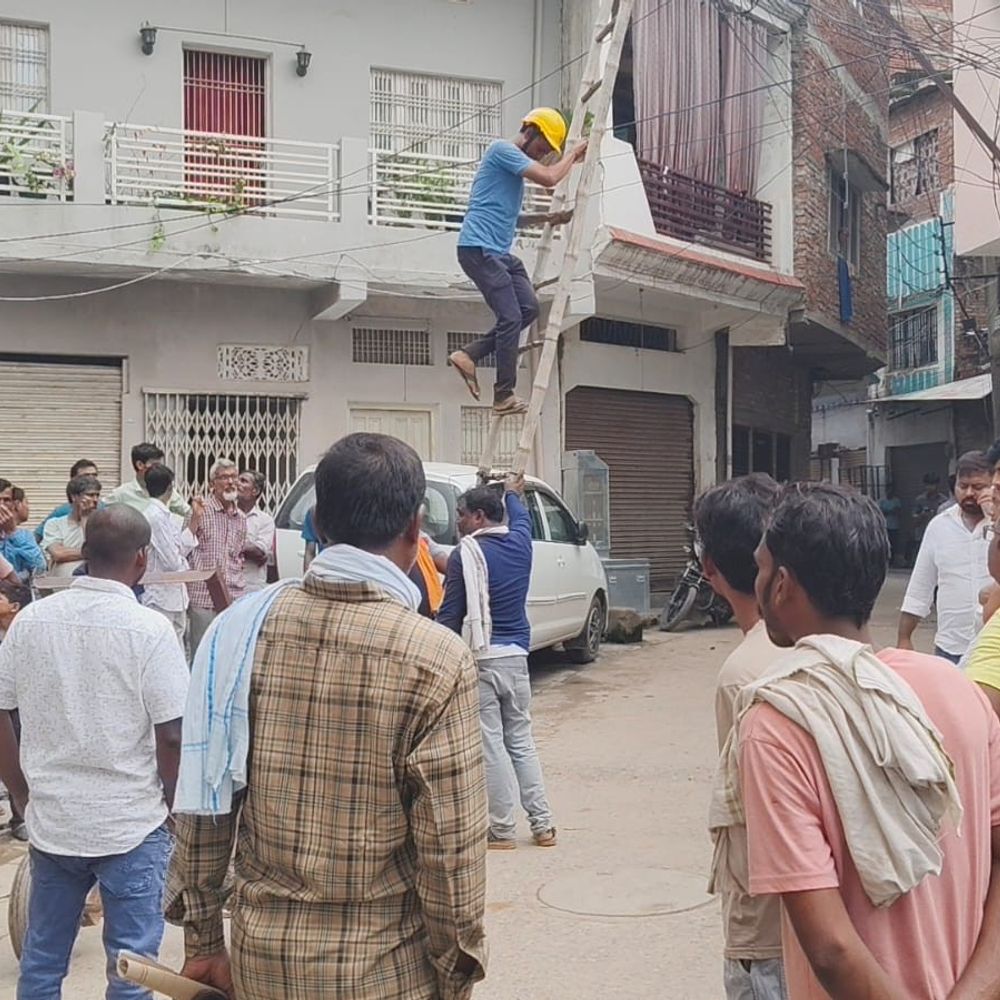 गाजीपुर में बिजली चोरी पर छापा:मीटर बाईपास कर जला रहे थे बिजली, 7 लोगों पर FIR; 8 बड़े बकायेदारों के कनेक्शन काटे