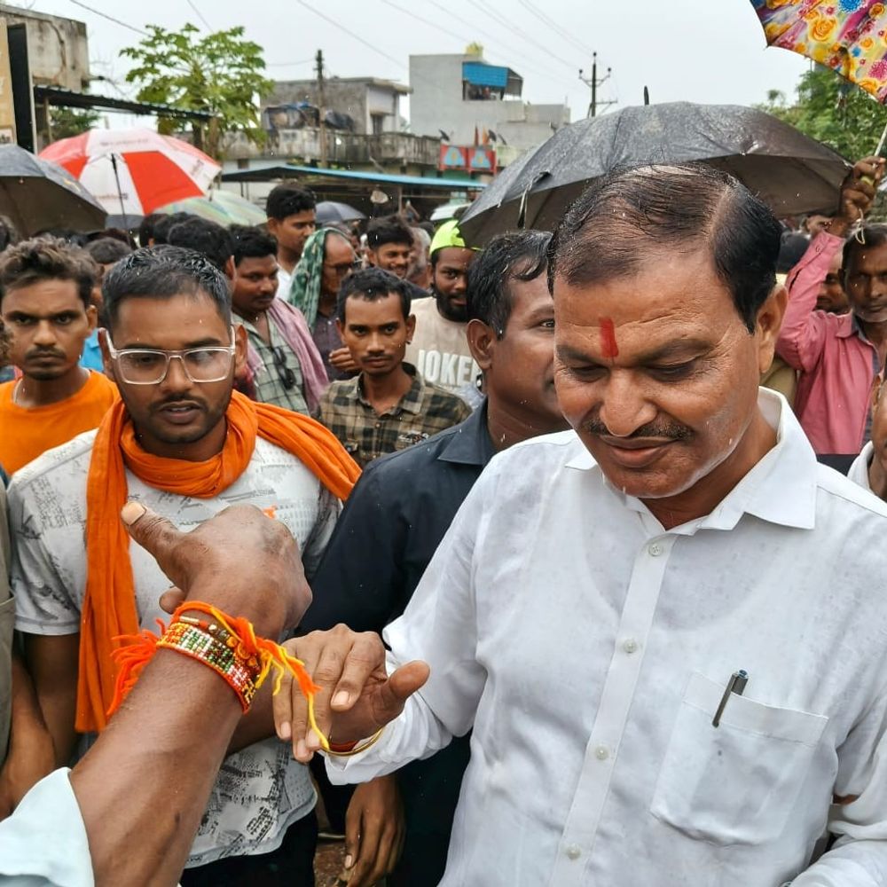 अधूरी सड़क और शिक्षकों की कमी को लेकर चक्काजाम:राजनांदगांव के गठुला चौक पर 3 घंटे प्रदर्शन, स्टेट हाईवे पर वाहनों की लगी लंबी कतार