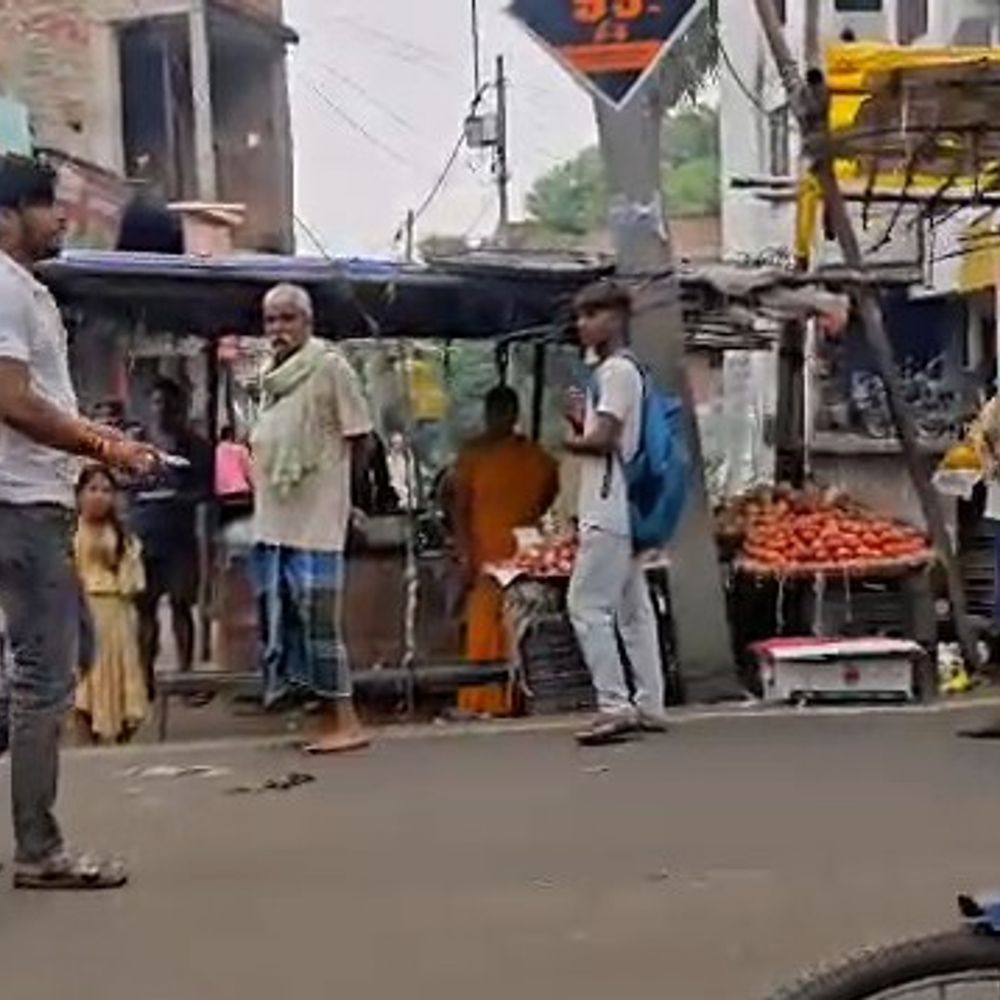 मोबाइल छीनने के विवाद पर 2 पक्षों में गोलीबारी:नवादा में 5 नामजद सहित 15 अज्ञात पर FIR, स्थानीय लोगों ने जिंदा कारतूस पुलिस को सोंपा