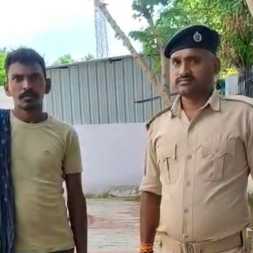 अलग-अलग स्थानों से 2 शराब कारोबारी गिरफ्तार:शेखपुरा में 142 लीटर शराब, उपकरण बरामद; एक पहले भी जा चुका है जेल