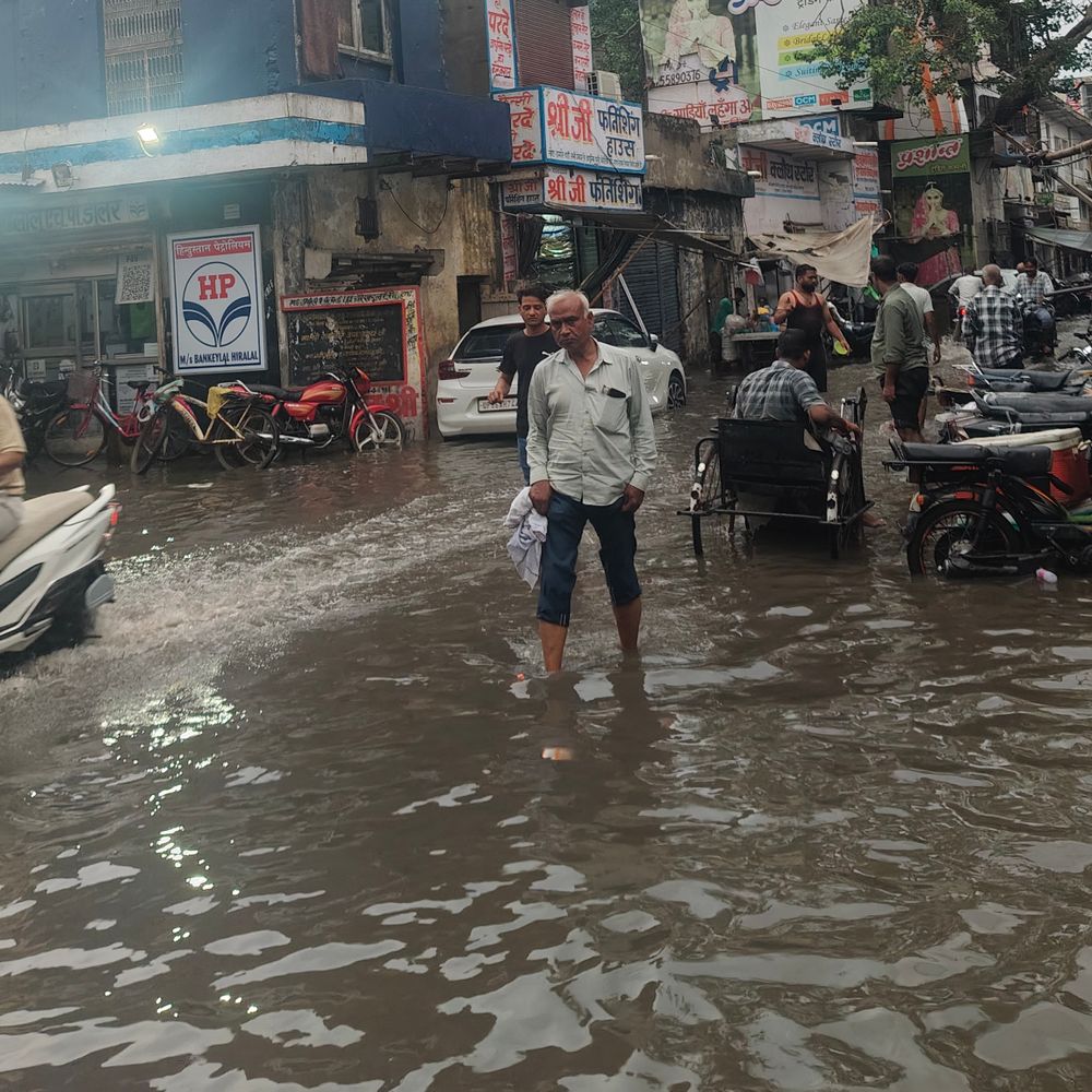हाथरस में 1 घंटे की बारिश से भीषण जलभराव:गली-मोहल्लों और सरकारी दफ्तरों में भरा पानी, सामान्य दिनचर्या प्रभावित