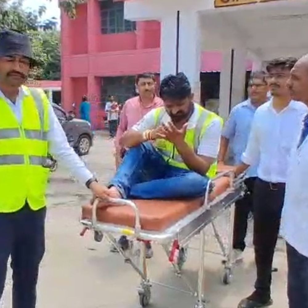 बागपत टोल प्लाजा पर युवकों ने की मारपीट:टोल मांगने पर तोड़फोड़, चार घायल; मंत्री के काफिले से जुड़े होने का आरोप