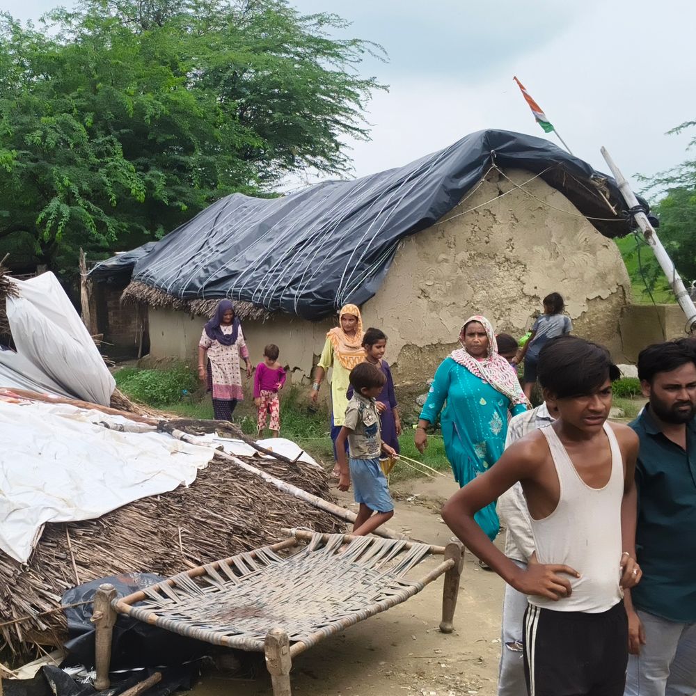 पिता के बाद 18 महीने की बच्ची ने तोड़ा दम:हरदोई में कच्ची दीवार गिरने से मलबे में दबे थे दंपती व बच्ची, मां की हालत गंभीर