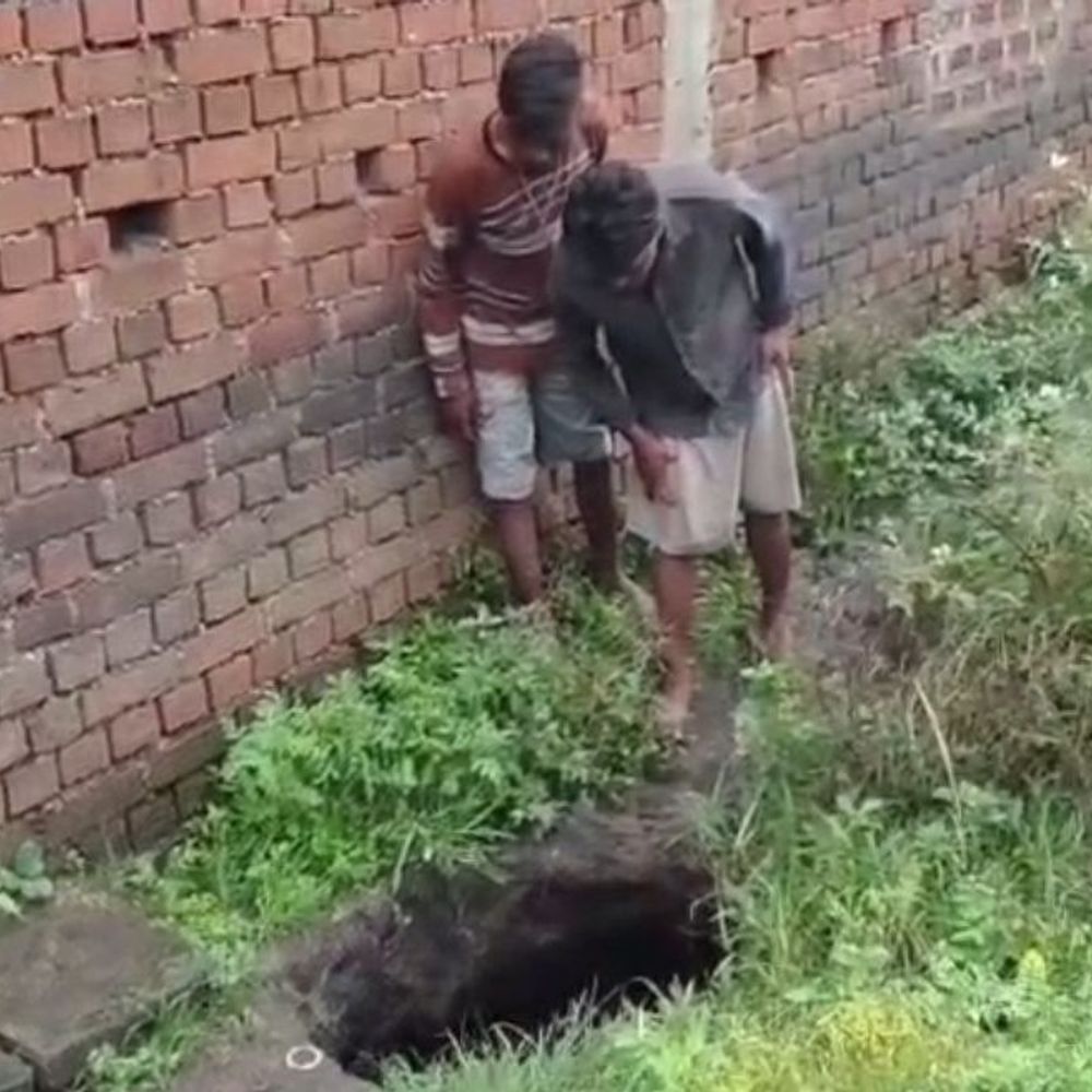 कतरास में घर के पास बना गोफ, मवेशी गिरा:लकड़का छह नंबर चाणक के पास भू-धसान, BCCL के अधिकारी नहीं पहुंचने से नाराजगी