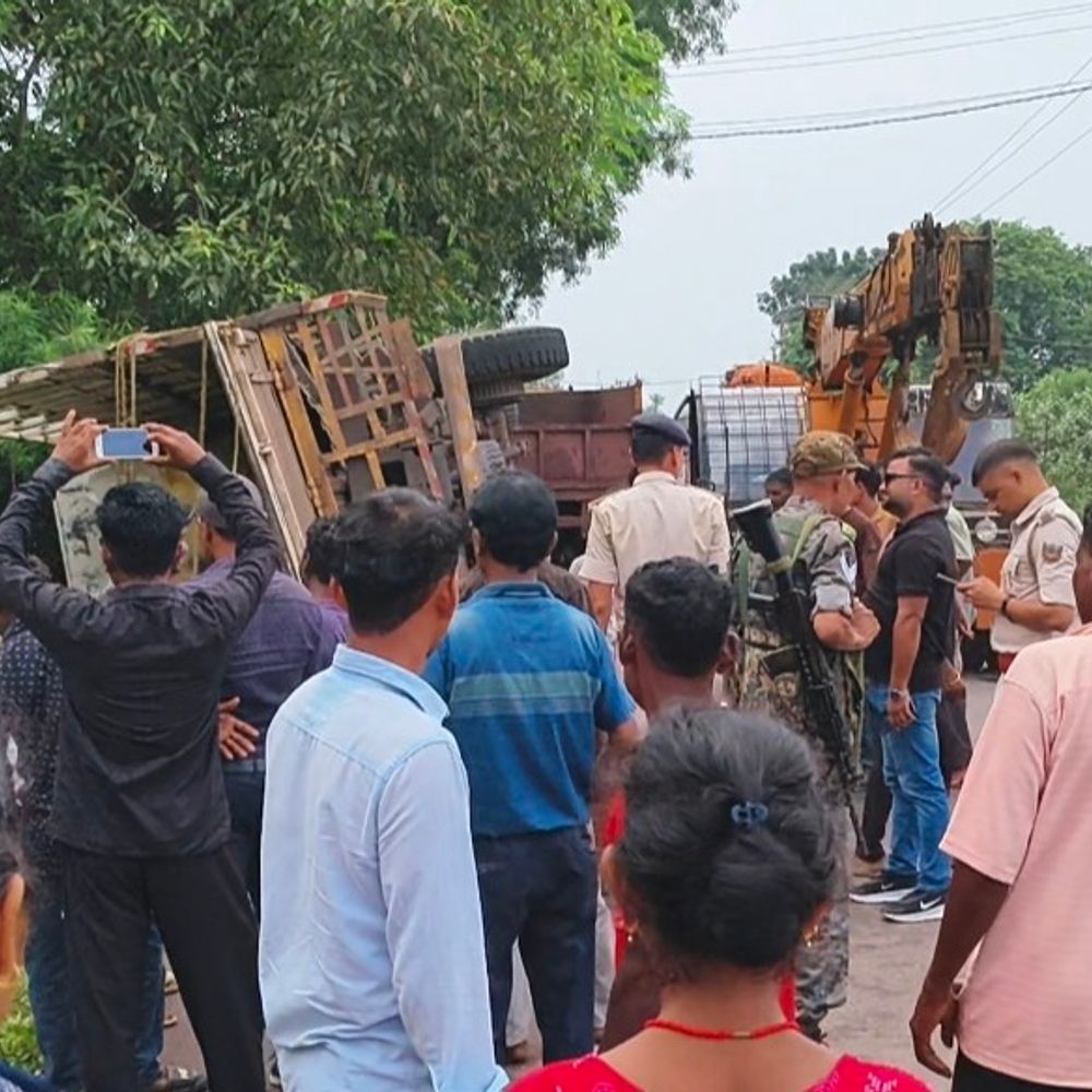 टायर बदलते समय पलटा ट्रक, चालक घायल:ट्रक में लदा सारा सामान सड़क पर बिखरा, ड्राइवर का बायां पैर वाहन के नीचे बुरी तरह दबा
