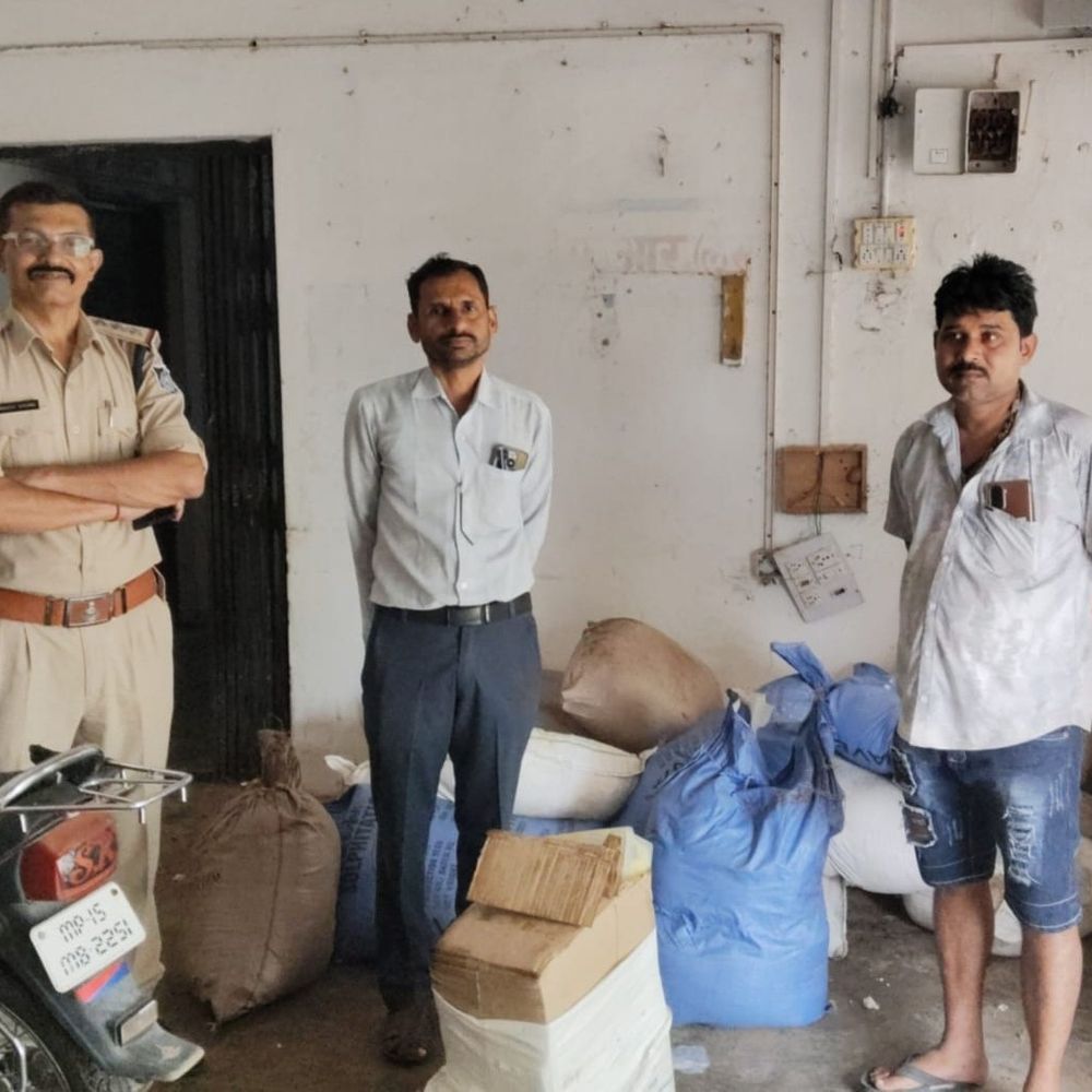 यात्री बस से 222 किलो नकली मावा जब्त:दिल्ली से टीकमगढ़ जा रही बस से 19 बोरियां मिलीं, सैंपल जांच को भेजा