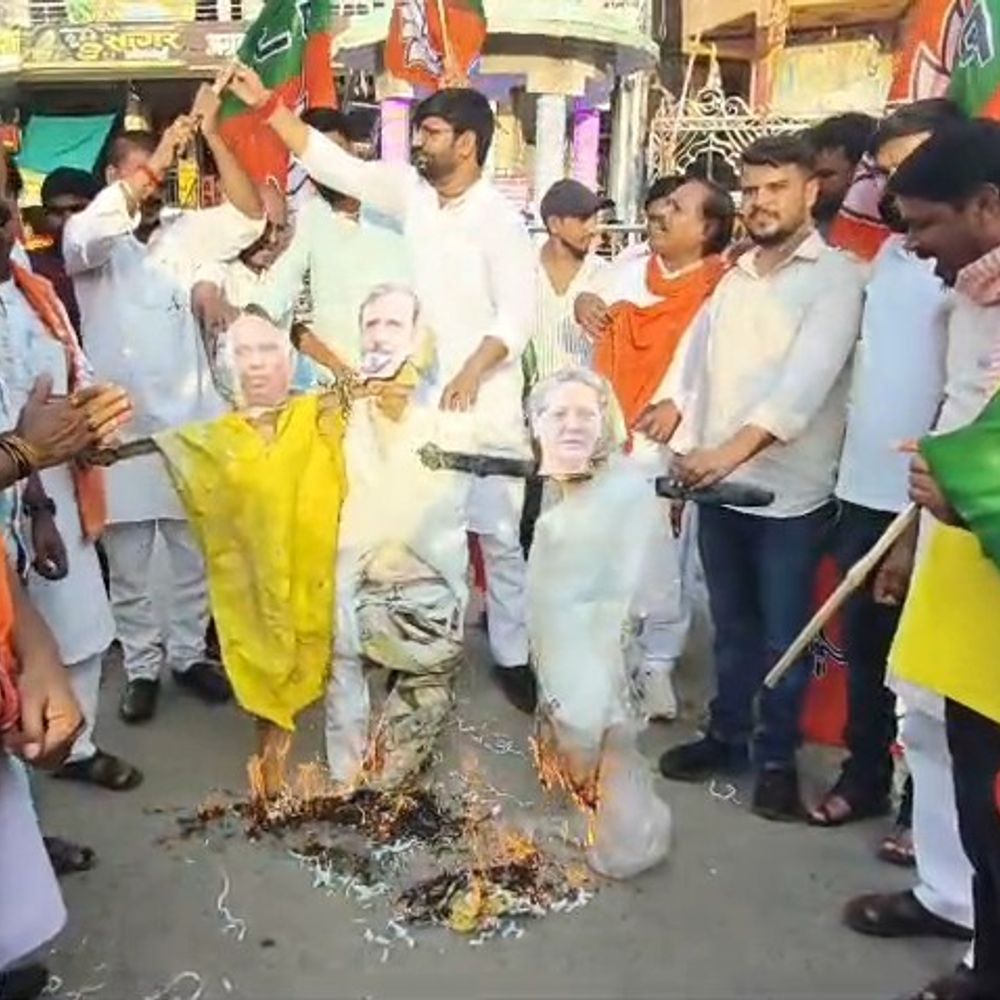 भभुआ में ‘वंदे मातरम’ के कथित अपमान पर प्रदर्शन:भाजयुमो ने खड़गे-सोनिया-राहुल के पुतले फूंके; कांग्रेस से माफी मांगने की मांग