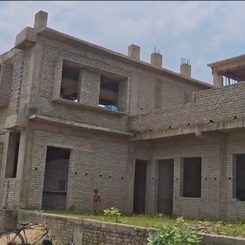पंचायत सरकार भवन निर्माण में घटिया सामग्री का आरोप:निर्माणाधीन भवन की टूटने लगी ईंटें, ग्रामीणों के विरोध पर विभाग को भेजी रिपोर्ट