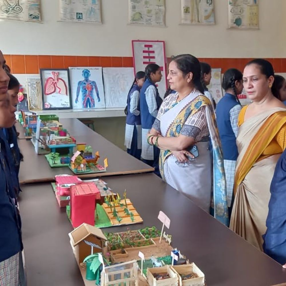 तिरंगा यात्रा से राष्ट्रभक्ति, विज्ञान मॉडल से छात्राओं की प्रतिभा:भागवन्ती सरस्वती विद्या मंदिर इंटर कॉलेज में तिरंगा यात्रा, विज्ञान प्रदर्शनी और मेहंदी प्रतियोगिता आयोजित