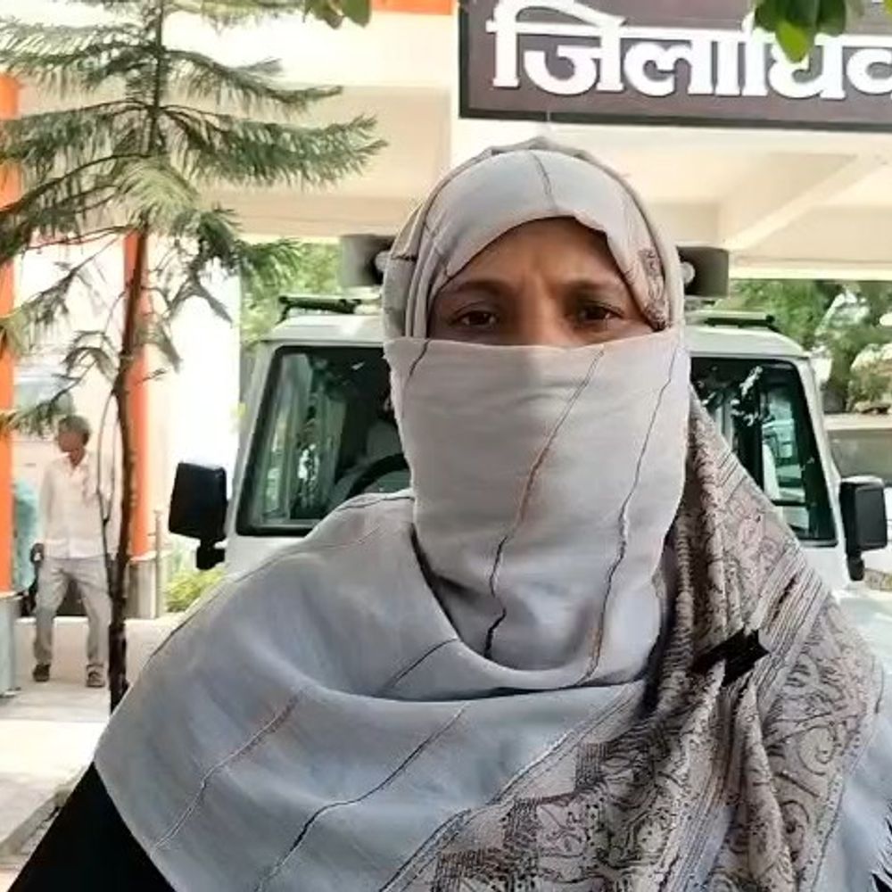 थाने पर सुनवाई न होने पर महिला की डीएम सेगुहार:मैनपुरी में 50 साल पुराने रास्ते पर दीवार खड़ी करके कब्जे की कोशिश