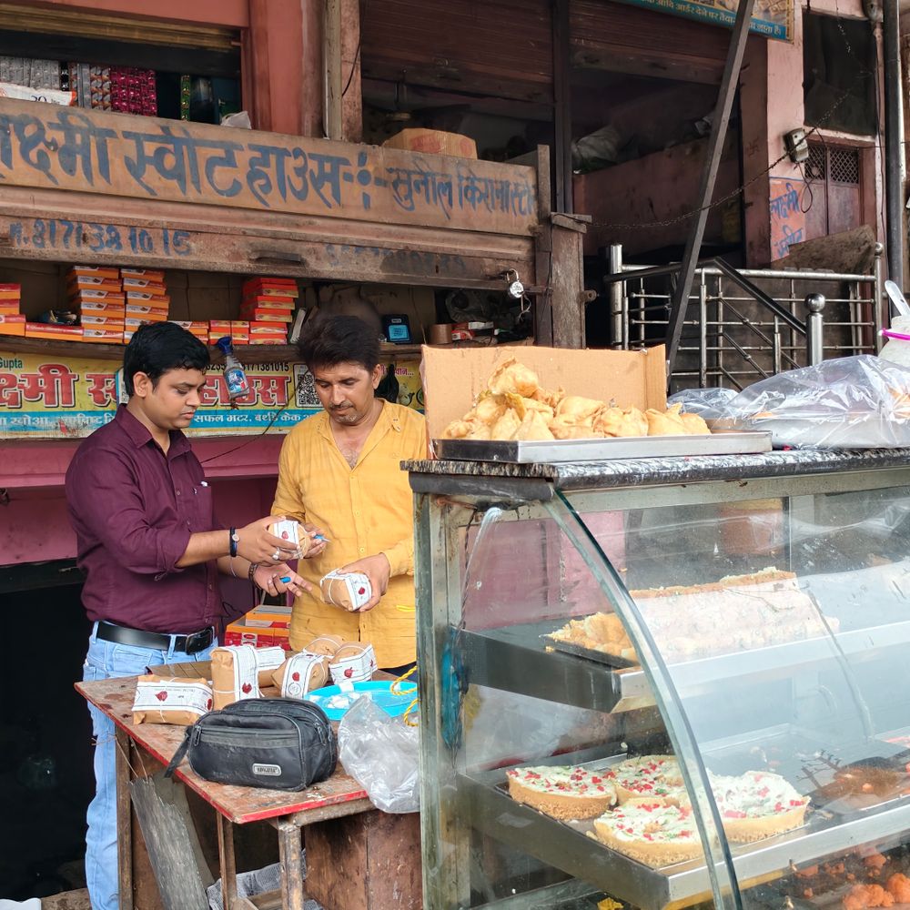 औरैया में मिलावट पर खाद्य विभाग की सख्ती:15 नमूनों की जांच, 3 मानक के विपरीत मिले; मिठाई और पनीर के सैंपल लैब भेजे