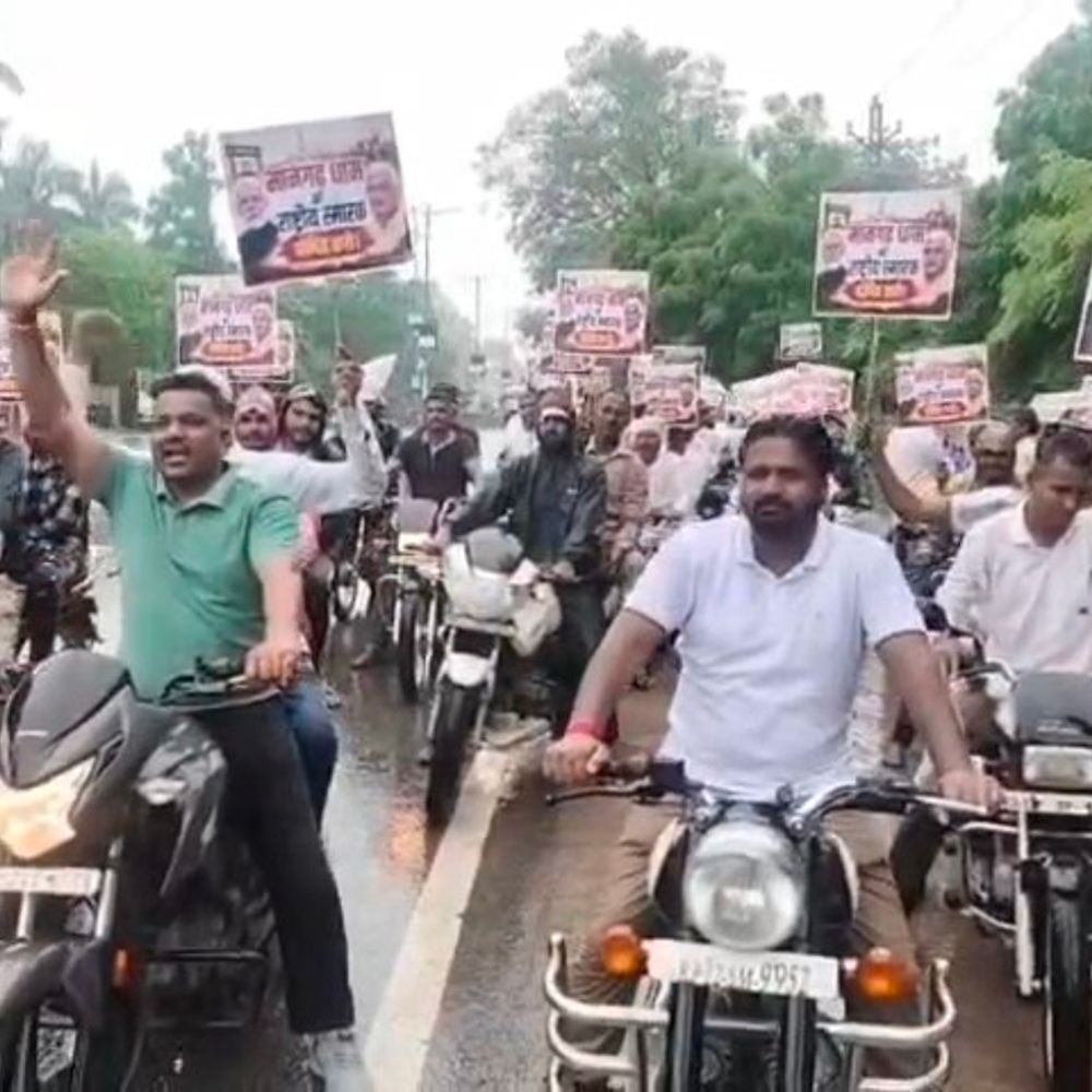 मानगढ़ को राष्ट्रीय स्मारक दर्जा नहीं: कांग्रेस का विरोध:बारिश में बाइक रैली निकाल कलेक्ट्रेट पर नारेबाजी, ज्ञापन सौंपा