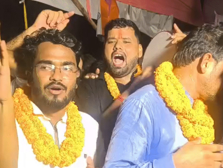 ‘रक्षाबंधन पर सरकार से छात्रों को तोहफा मिला है’:छात्र नेता दिलीप बोले- 2 रात से सोए नहीं थे, आंदोलन में कुछ टीचर्स मुझे कंट्रोल करने लगे