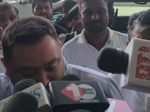 ‘बिहार के मंत्री-विधायक, टीचर्स को नहीं मिल रही सैलरी’:तेजस्वी यादव का आरोप- सरकार कंगाल हो चुकी, दिल्ली हुए रवाना; सपा प्रमुख अखिलेश यादव से मिलेंगे