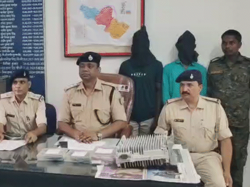 ब्यूटी पार्लर में चल रहा था स्मैक का धंधा:पुलिस ने दो अलग जगहों पर की छापेमारी, महिला संचालक सहित 2 को किया गिरफ्तार