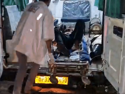 4 साल के मासूम पर चढ़ा ट्रक, सिर कटकर अलग:झांसी में ट्रक ने बाइक को 200 मीटर घसीटा, दादी समेत दो की और मौत
