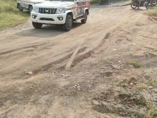 चतरा में कोल कंपनी सुशी इंफ्रा के दफ्तर पर फायरिंग:2 बाइक से आए 4 नकाबपोशों ने चलाई 8 गोलियां, कुख्यात राहुल दुबे गैंग का हाथ