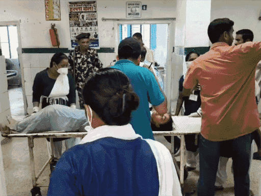 लखीसराय सदर अस्पताल की व्यवस्था बदत्तर:अशोक धाम हादसे के बाद उठे सवाल; 22 घायल 5-6 कमरों में भर्ती, एक डॉक्टर के भरोसे इलाज